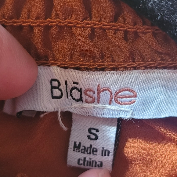 Orange Blouse with Lace Details, Button closure and long sleeve - Picture 4 of 4